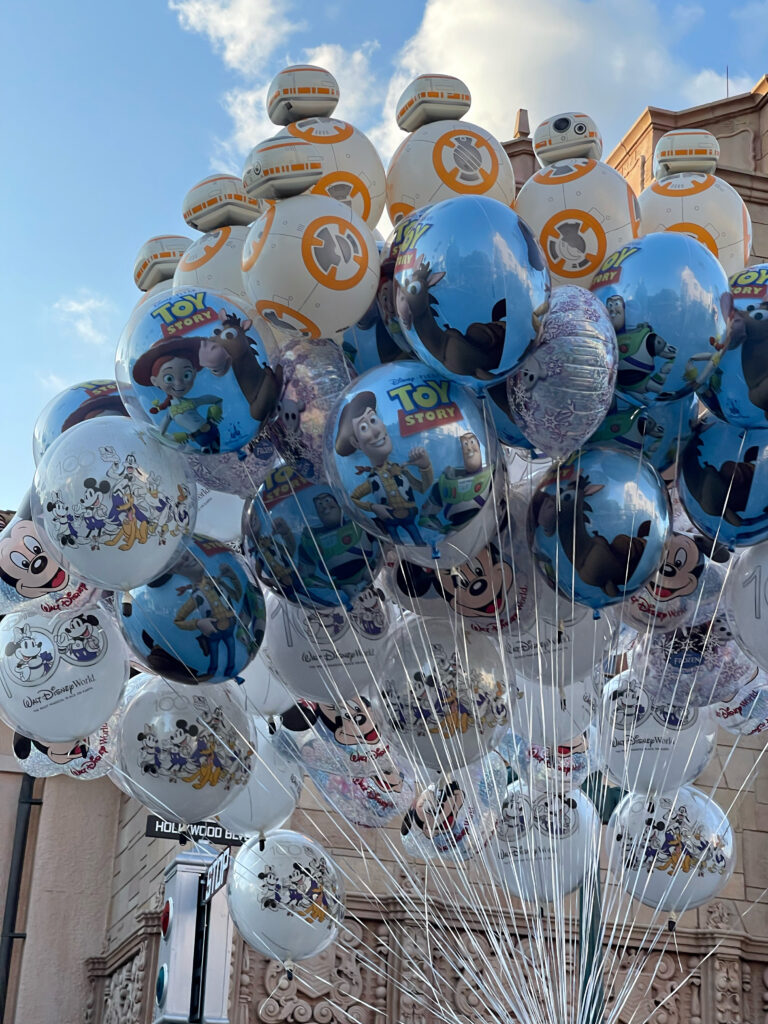 https://blog.vincentvacations.com/wp-content/uploads/2023/12/Disney-Balloons-768x1024.jpeg