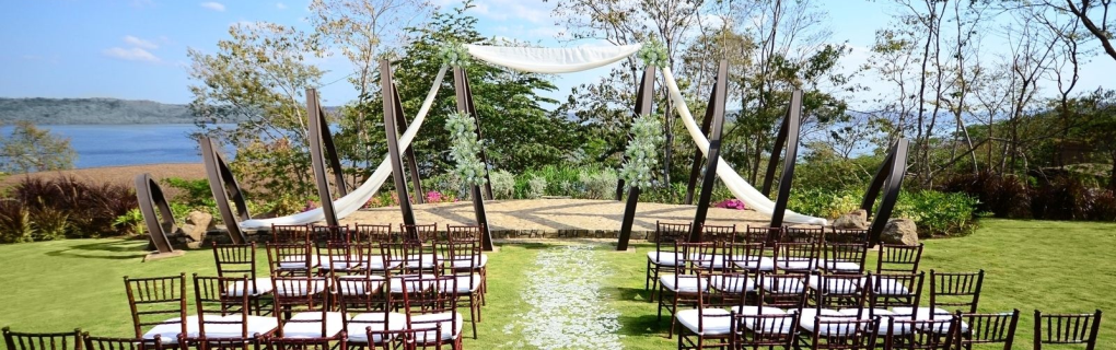 Compare these two resorts in Costa Rica for couples interested in a destination wedding-Secrets Papagayo Costa Rica and Dreams Las Mareas Costa Rica 