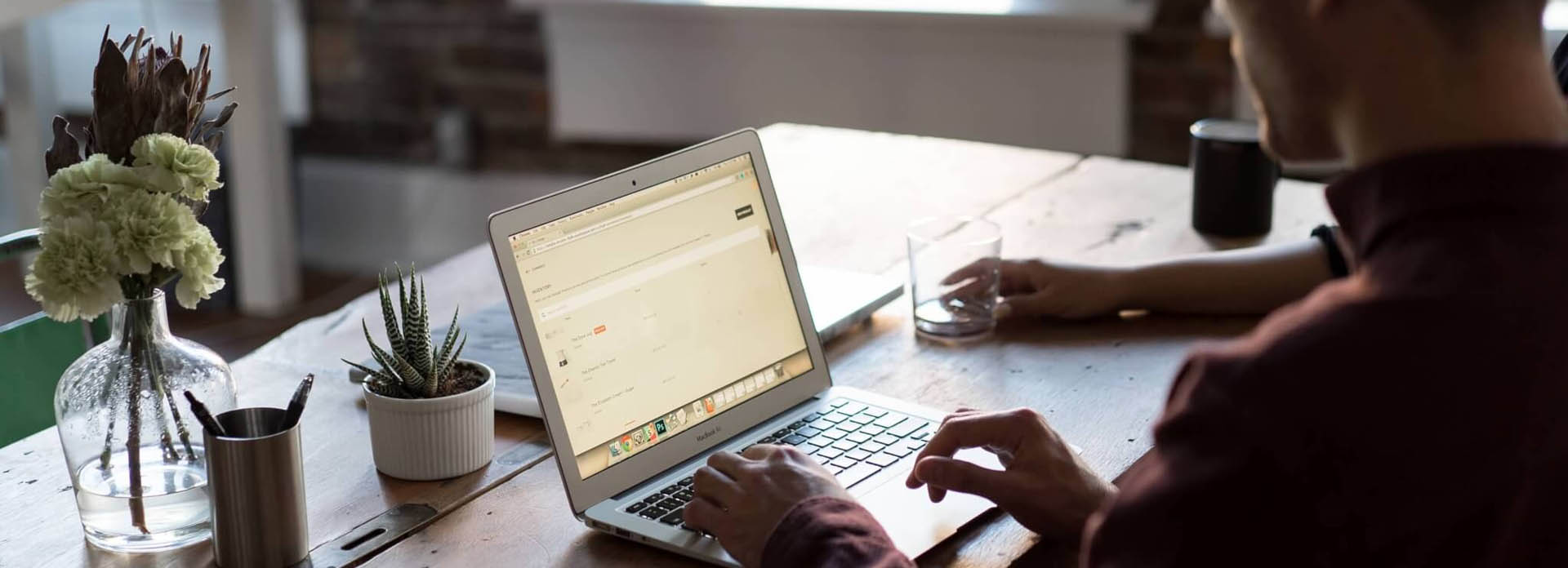 Host Agency Comparison Checklist: 20 Must-Ask Questions for Seasoned Professionals
