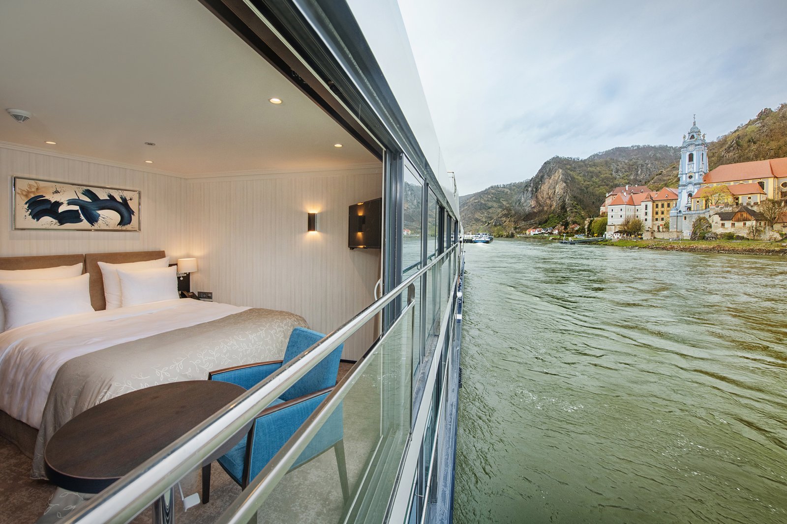 Floor-to-ceiling glass Panorama Lounge and full-service bar aboard an Avalon Suite Ship