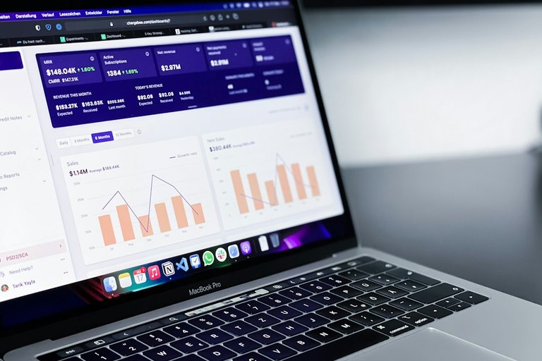 Travel advisor tracking the 46-day event follow-up timeline and 7-layer circular marketing funnel on a CRM dashboard