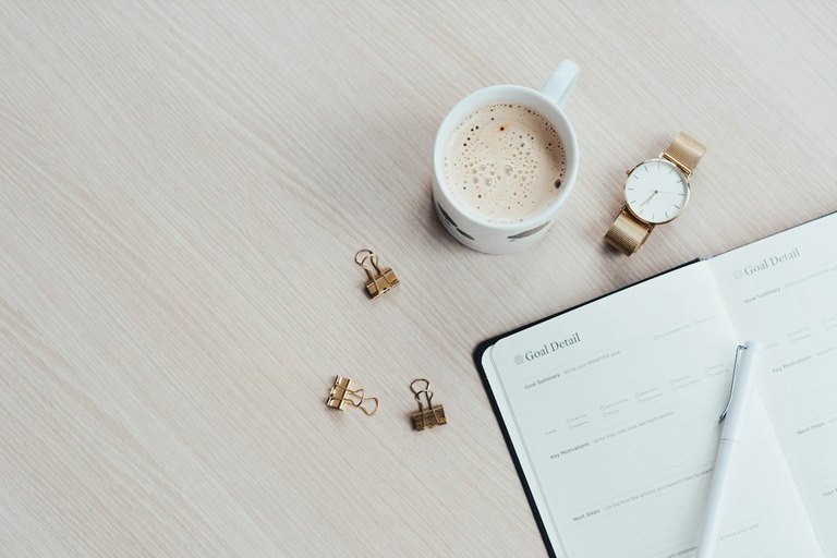Calm, organized executive travel advisor workspace with structured daily calendar and SLA boundary systems
